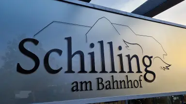 Schilling am Bahnhof