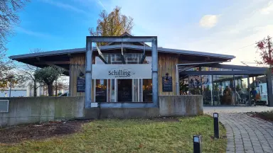 Schilling am Bahnhof