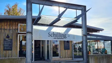 Schilling am Bahnhof