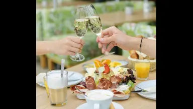 Gemütliche Sitzgruppen und ein ausgewogenes Frühstück, der Start in den Tag